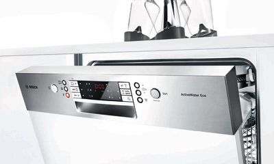 Außenansicht eines Geschirrspülers, modernes Design, mit Bedienfeld und Tür, im Hauswirtschaftsraum.