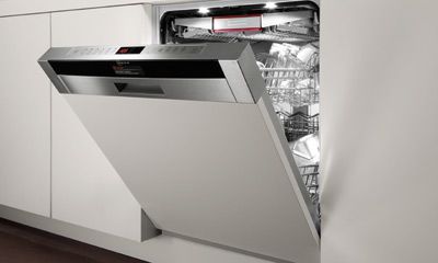 Außenansicht eines Geschirrspülers, modernes Design, mit Bedienfeld und Tür, im Hauswirtschaftsraum.